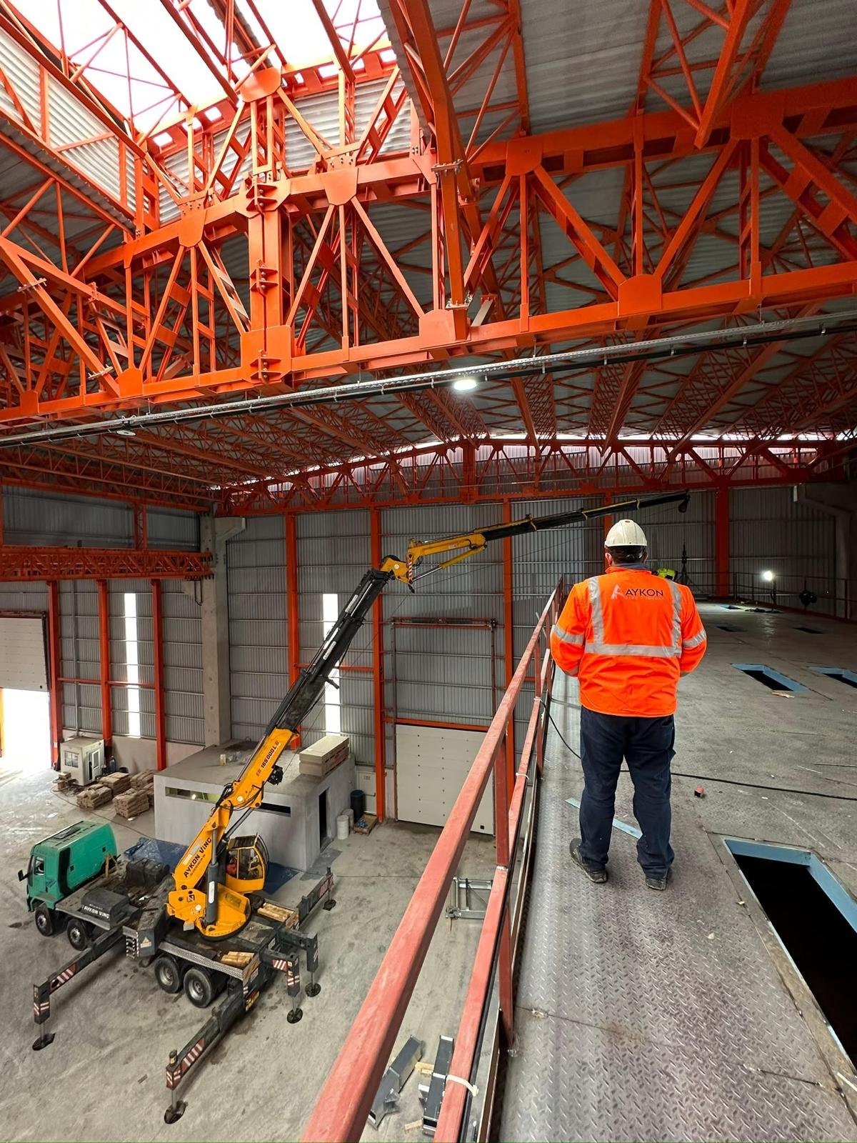 Aykon ekibi ve fabrika içinde çalışan kamyon üstü vinç